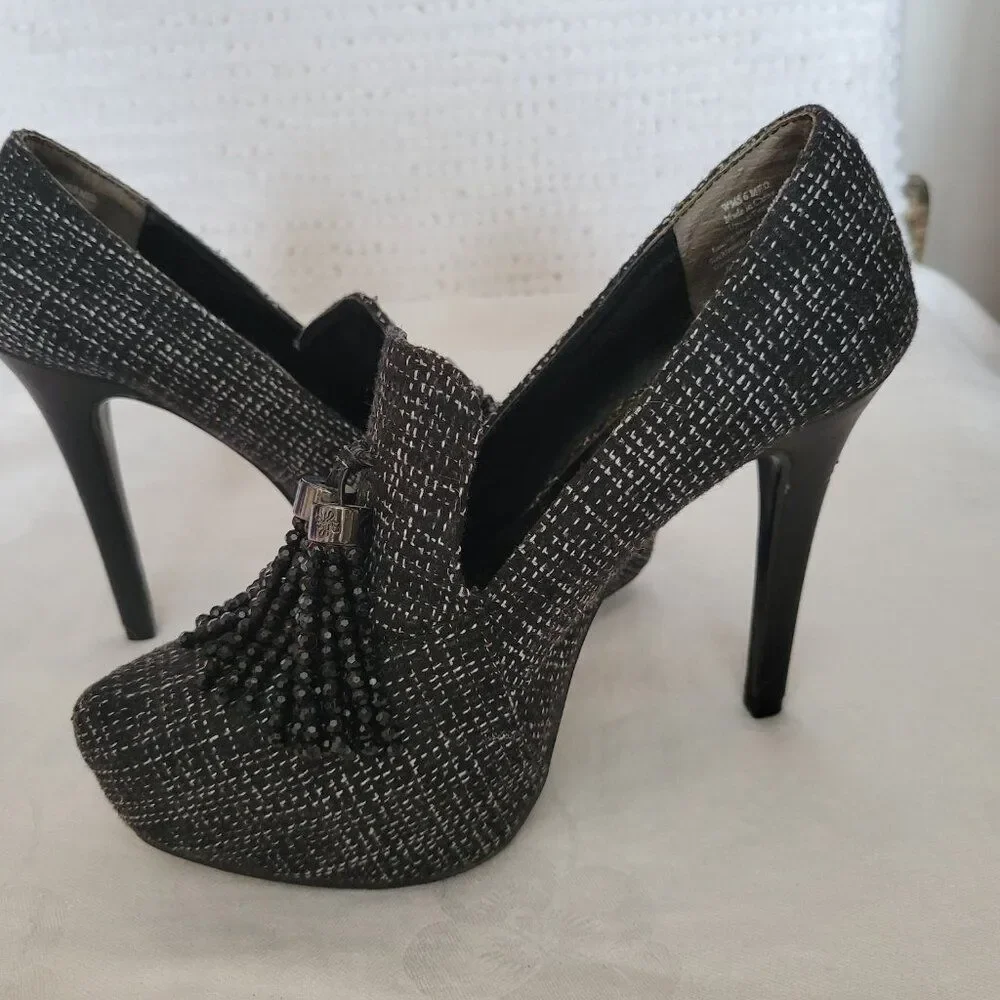 Simply Vera Wang Pumps Tasseled black white beaded sz 6 shoes 4 1/2" Heels GUC - Picture 10 of 11